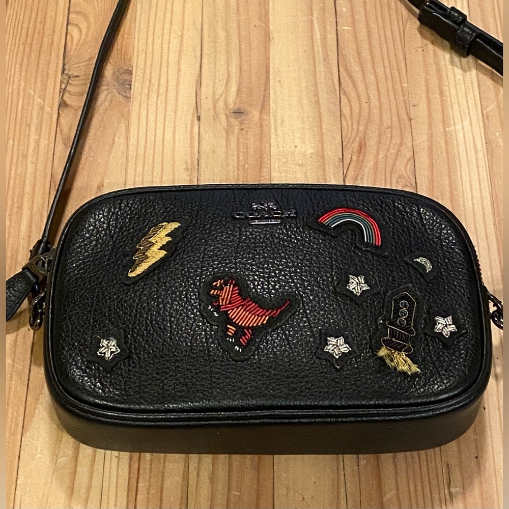 Coach CROSSBODY CLUTCH IN GRAIN LEATHER WITH SOUVENIR EMBROIDERY
